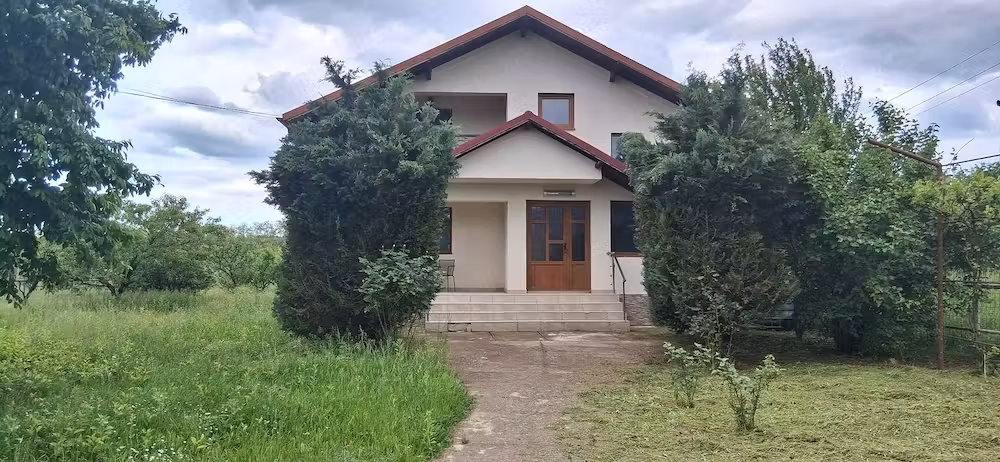 Casa P+M construita intr-o oaza de verdeata , departe de zgomotul orasului