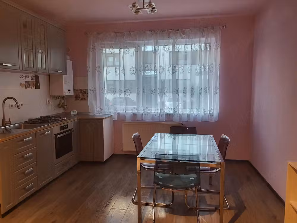 De închiriat apartament 3 camere + parcare supraterană