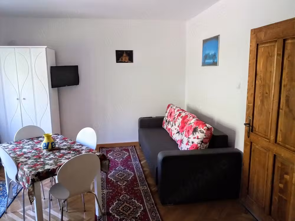 Inchiriez apartament 2 camere in vila cu loc de parcare