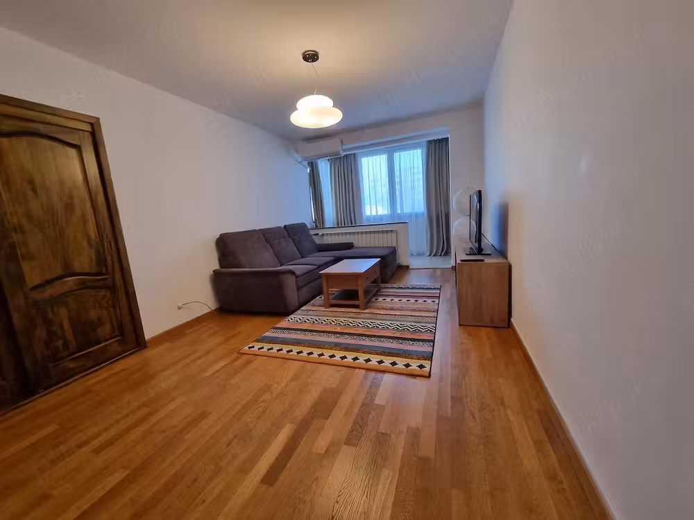 Proprietar inchiriez apartament 2 camere in Piata Iancului, la 5 statii de Universitate.