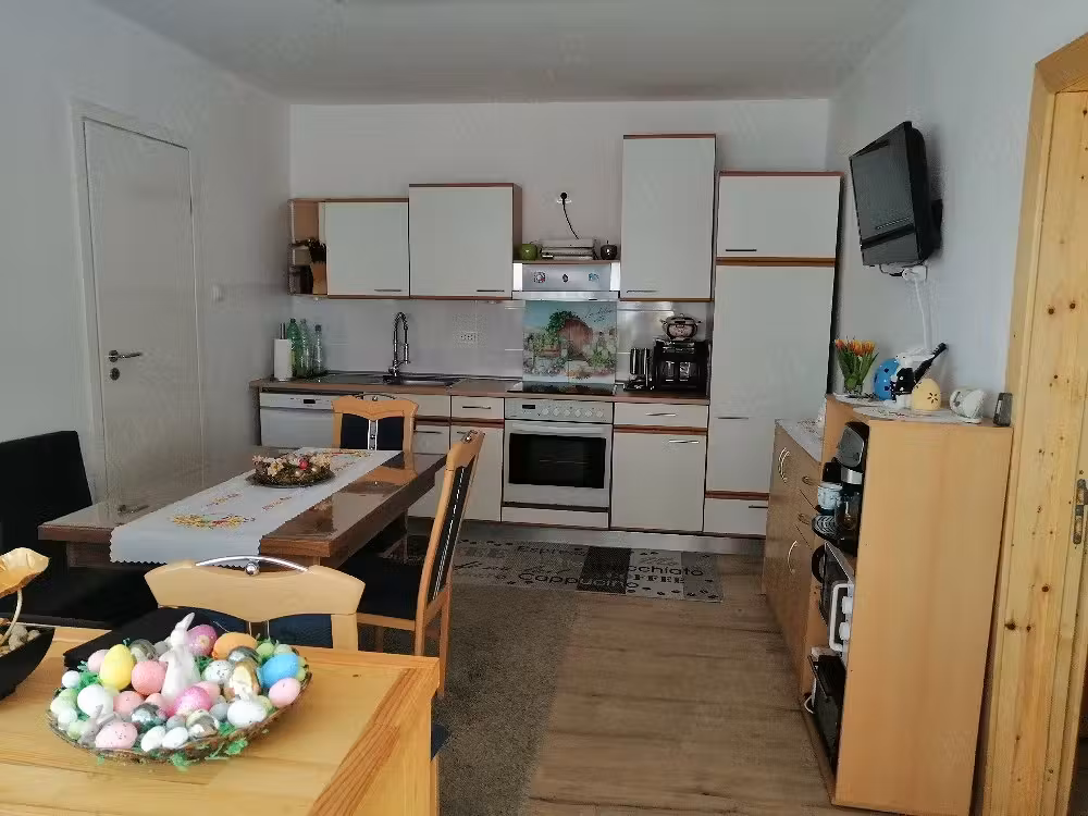 Vind casa cu doua apartamente cu intrare separata.