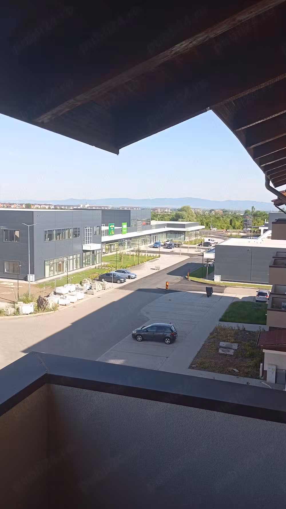Vând garsonieră decomandată in Sânpetru etc 3 3 lângă mall .cu loc de parcare .mobilat 5 min statia