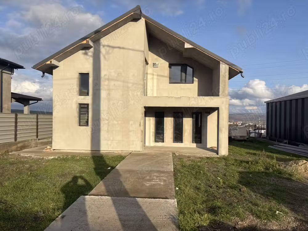 Vând casă cartier Livada în