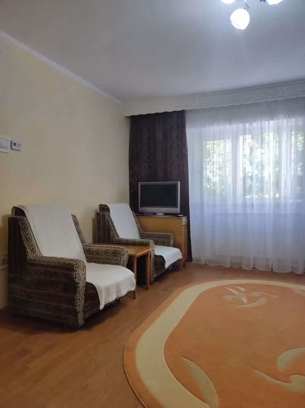 Ofer spre închiriere apartament cu o cameră