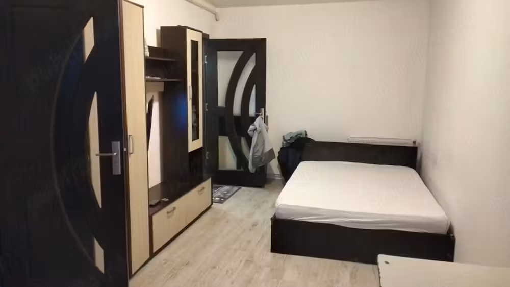 Închiriez garsoniera