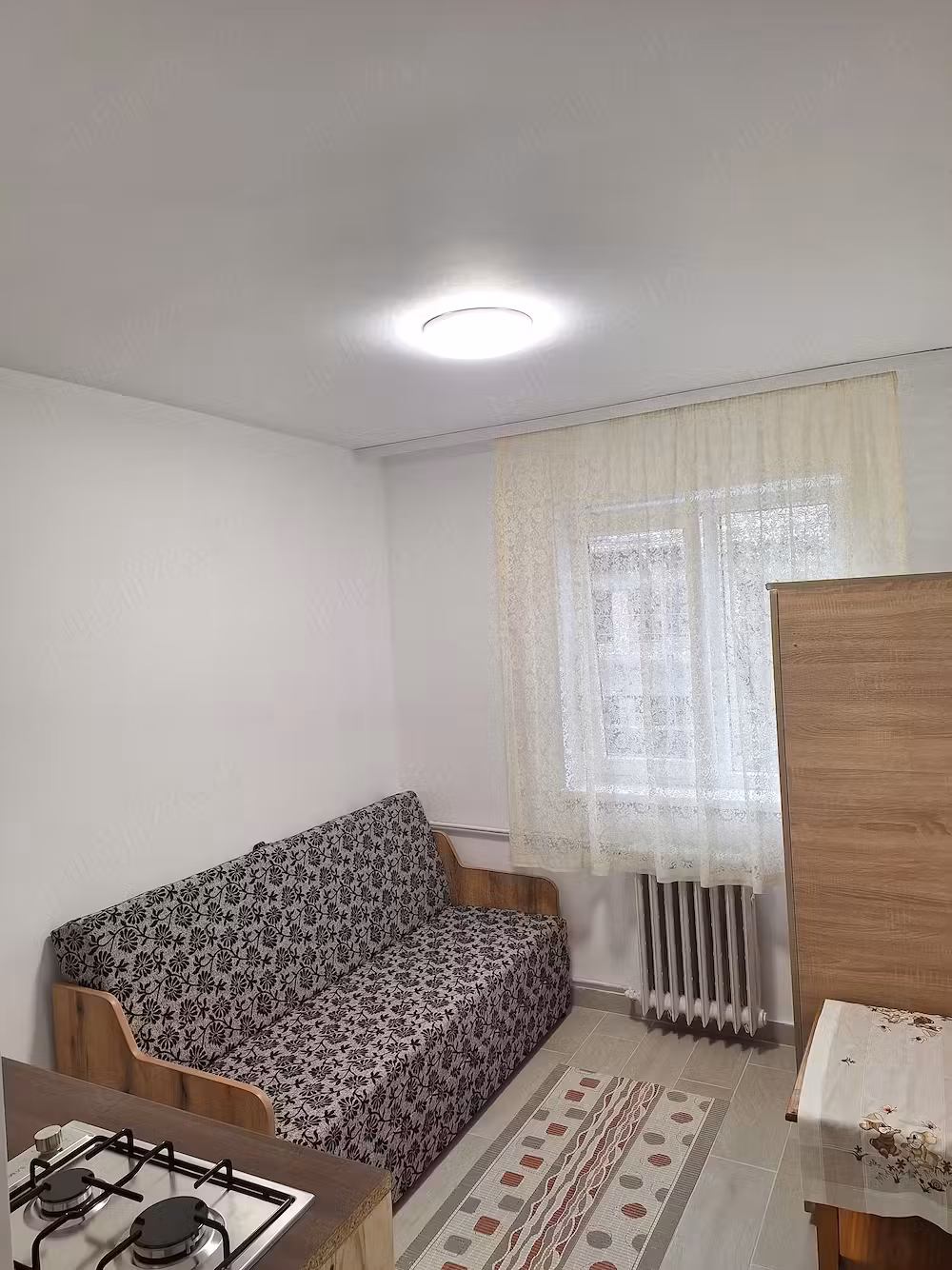 Închiriez garsoniera