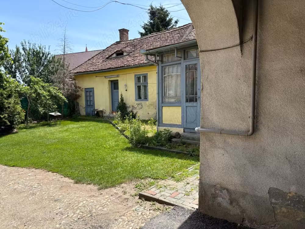 Casa de vanzare cu 2 apartamente in Cisnadie, central.