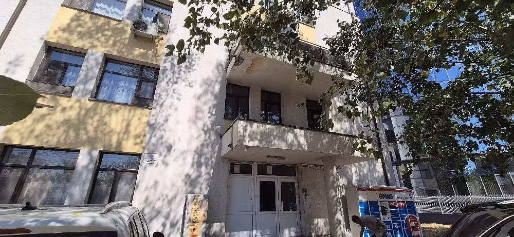 Inchiriez ap 2 camere et 1 in spate la Granit