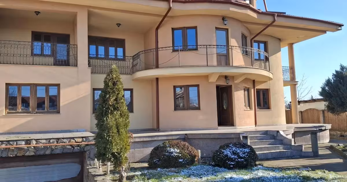 Casă de vânzare cu 9 camere în zona Tăbăcari, Focșani