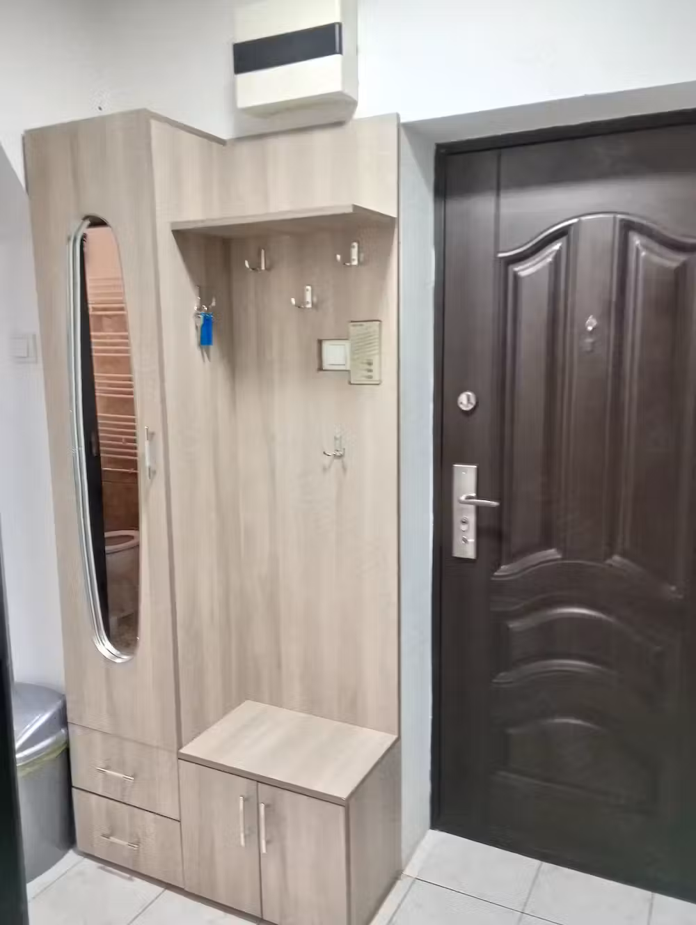 Închiriez partament cu 2 camere în Târnăveni: 47 m2, centrală termică, renovat nou, mobilat complet.