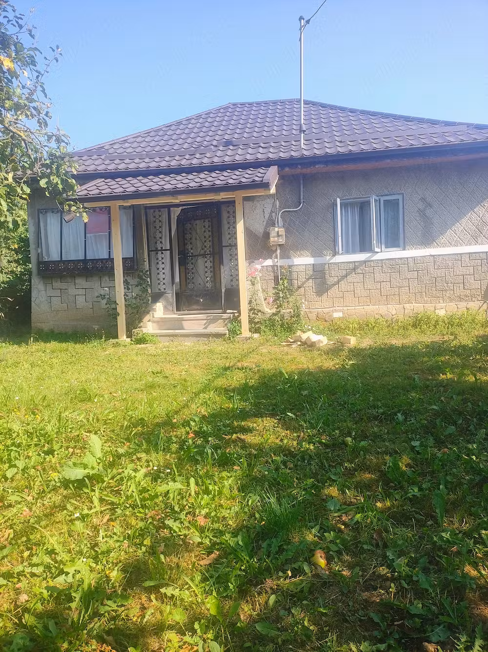 2 Case cu Teren mare langa Primarie