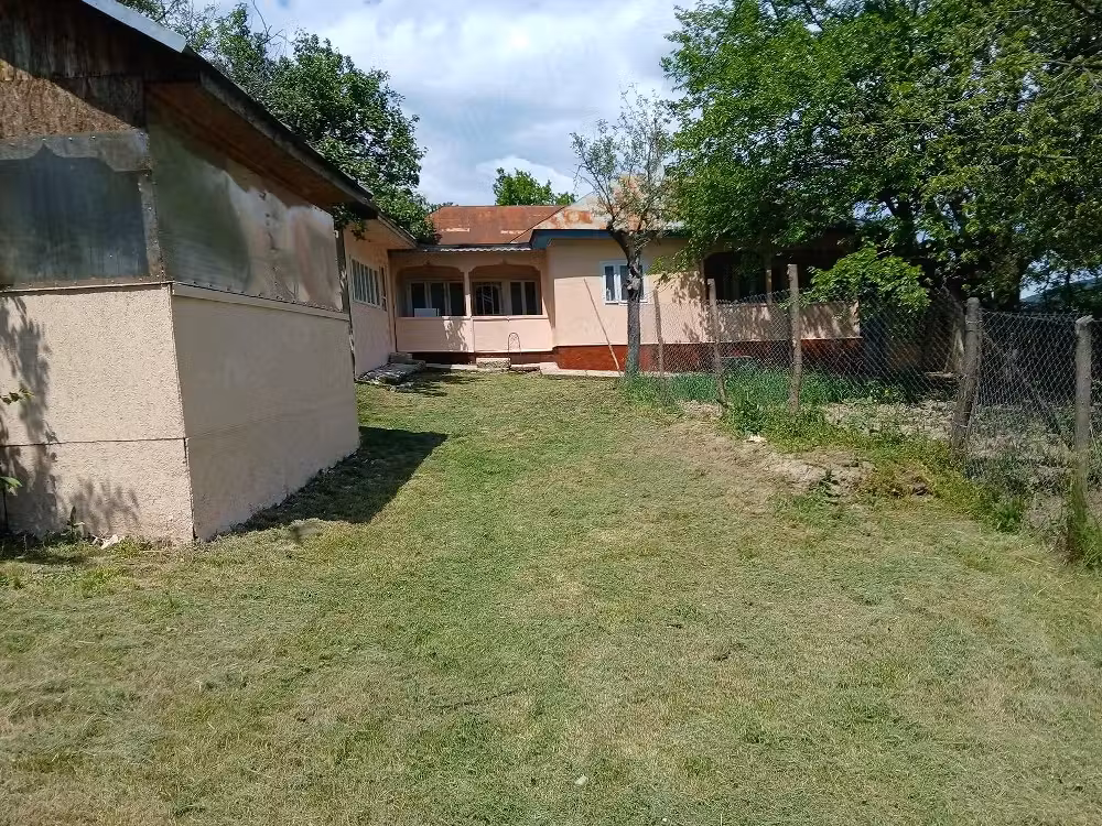 Vând casa cu teren în comuna Poiana Cristei