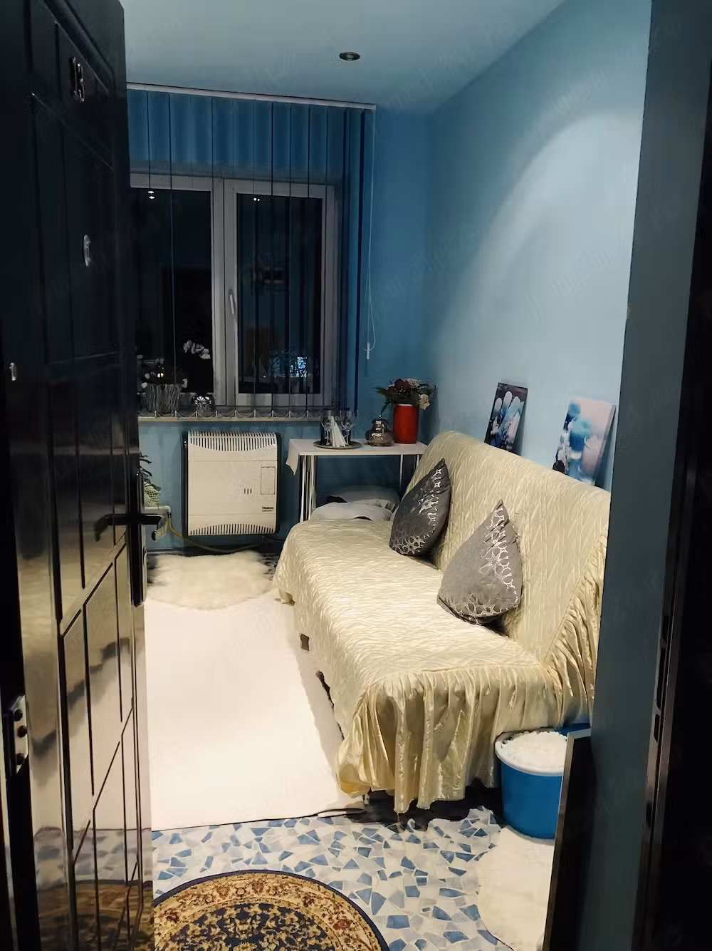 Închiriez cameră în bloc de apartamente