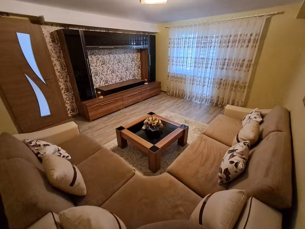 Vând Apartament cu 3 camere decomandat