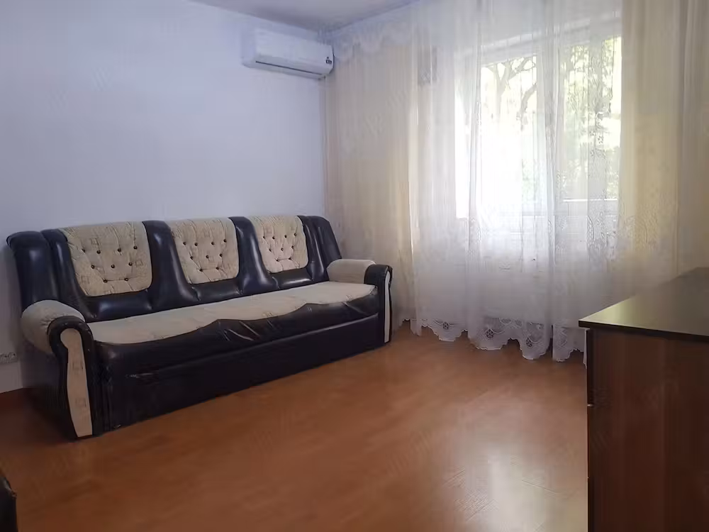 Apartament 2 camere Piata Resita, etaj 1, curat, 360 euro