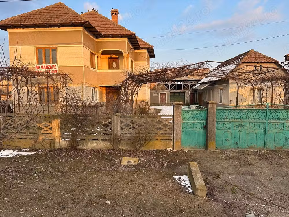 Casă · 6 camere · 250 m², Babeni, Băbeni