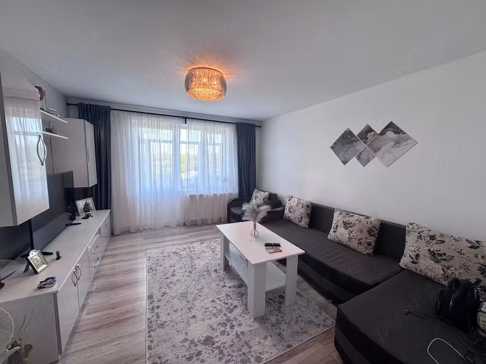 Apartament cu 4 camere decomandat