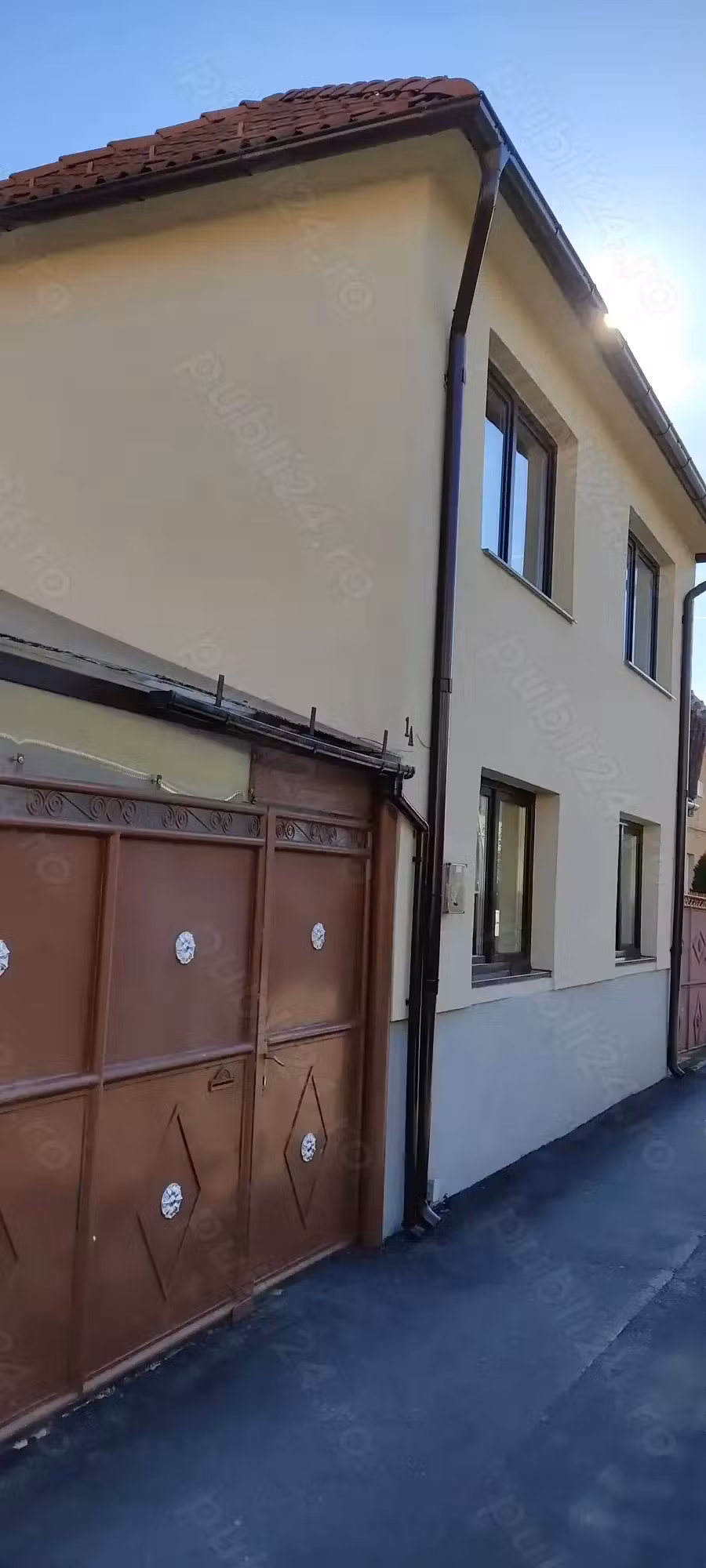 Vând casă 5 & 2 camere in aceași curte