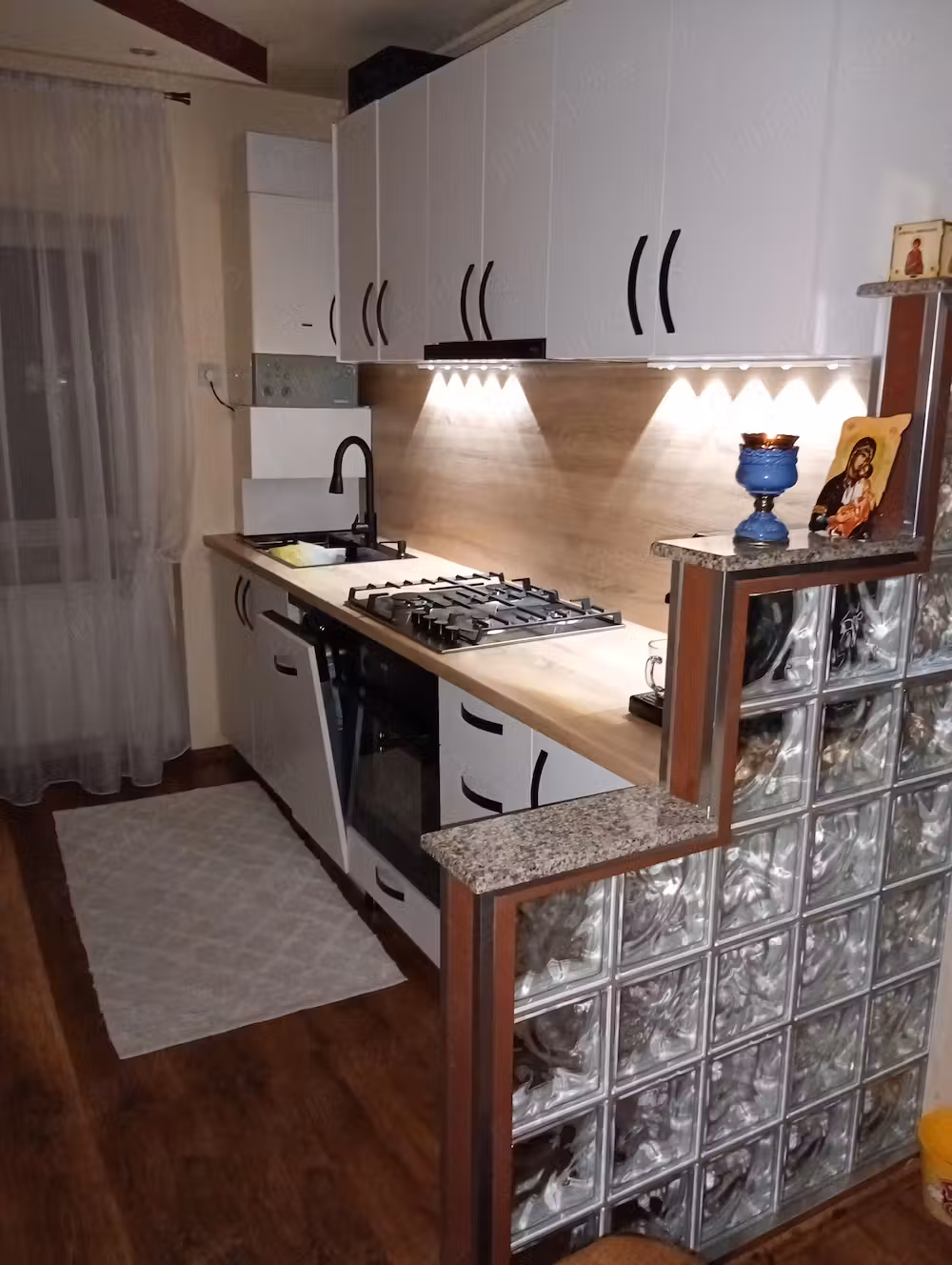 Vând apartament in Călan ,2 camere,zona notar