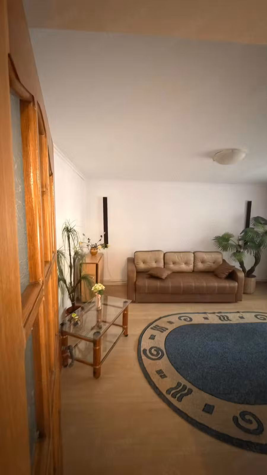 Inchiriez -Apartament 65 m decomandat 2 camere,2 băi in Piața Traian.