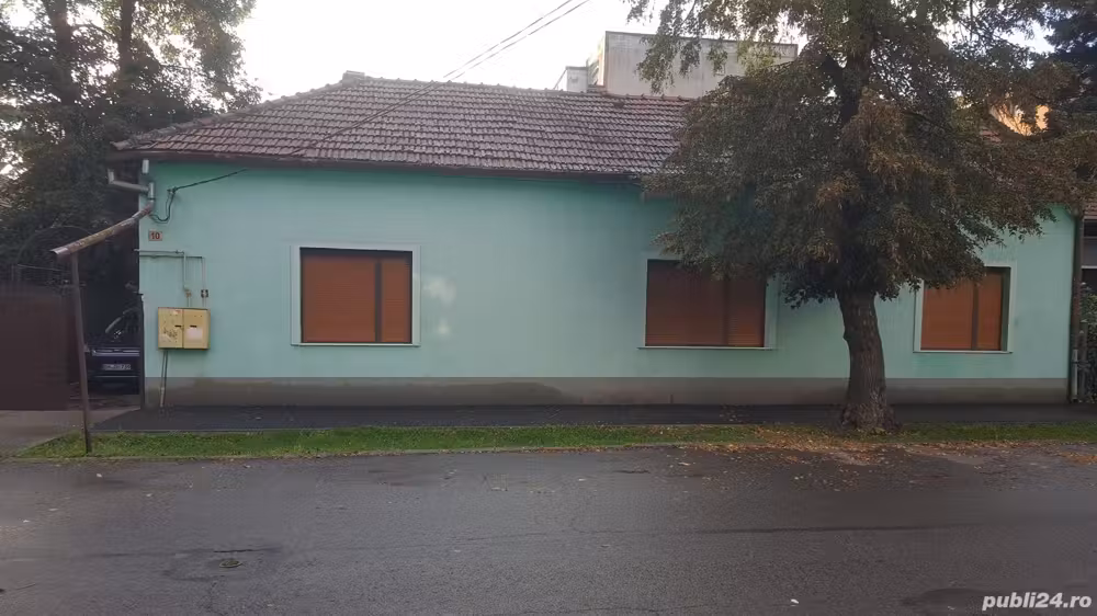 De vanzare casa, (2 apartamente). 3+3 camere,curte,garaj,anexe,curent trifazic