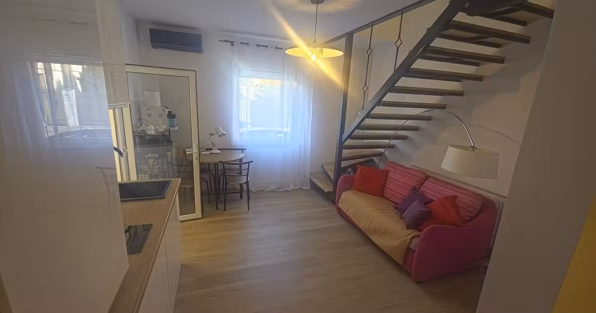 Casă individuală de vânzare cu 3 camere în zona Trocadero, Constanța