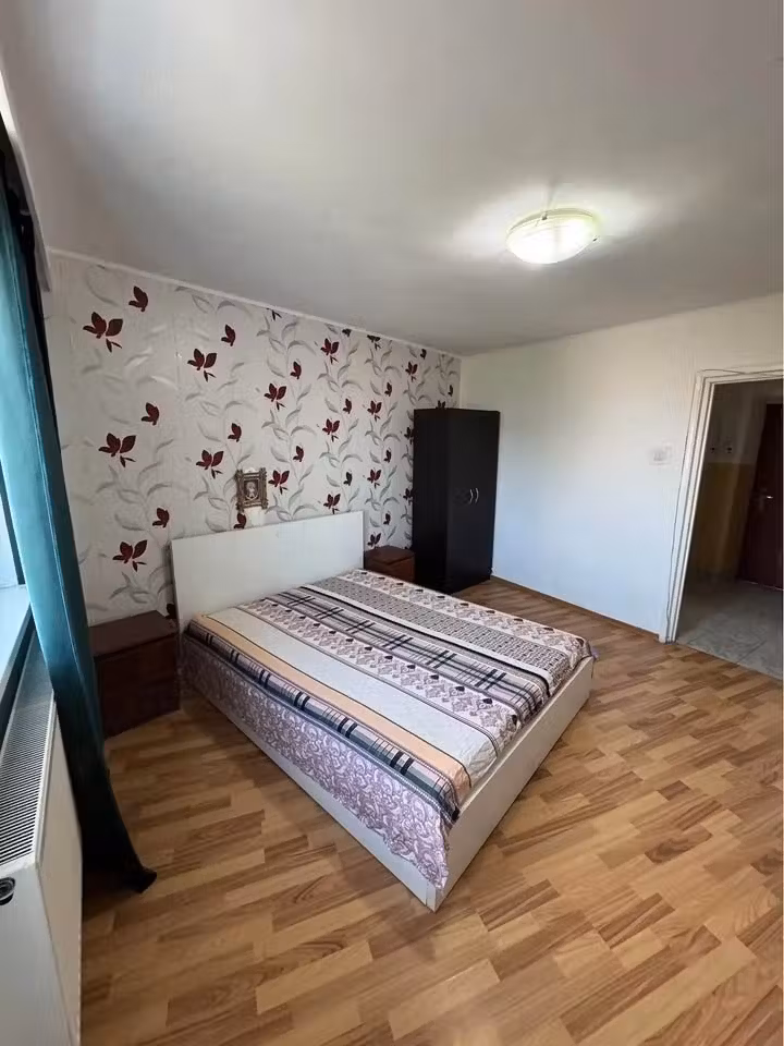 CIREȘICA-garsonieră decomandată,bloc de apartamente