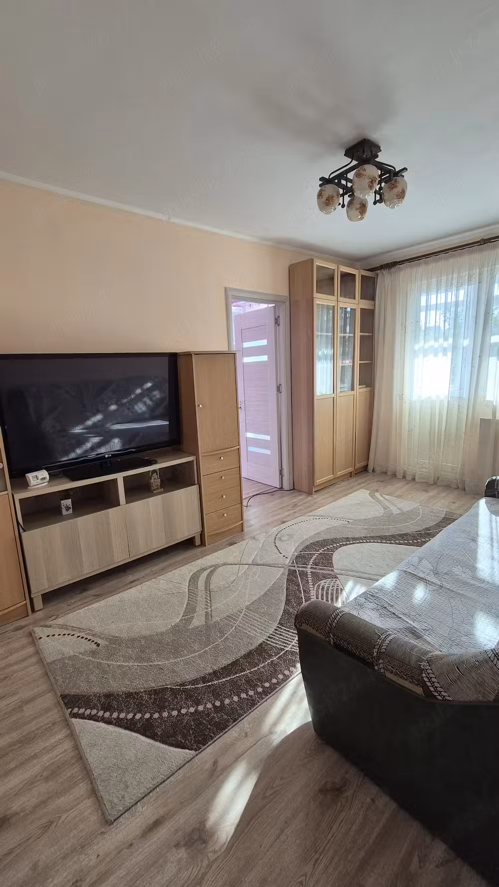 Vand apartament 2 camere Str. Tineretului