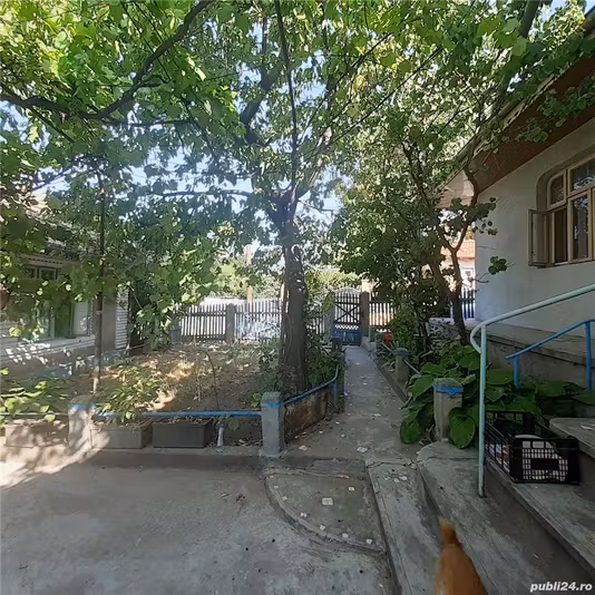 Casă Est