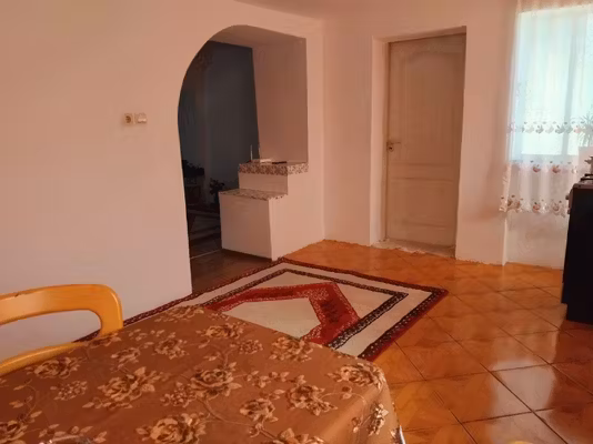 Casă Est