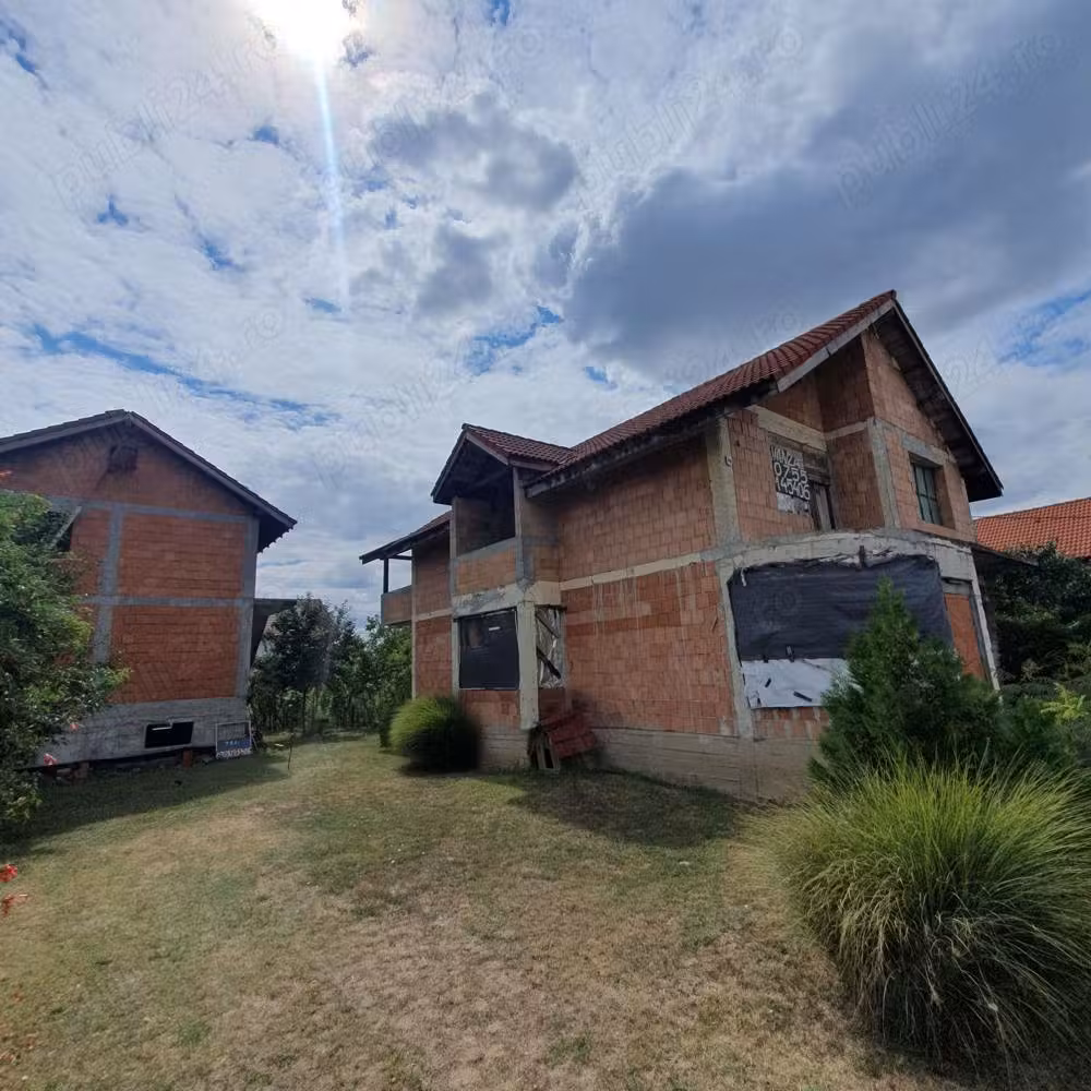 Vand  2 case la rosu CU POSIB PLATA RATE, INTABULATE 442 mp cu teren proprietate 624 mp in Ghiroda