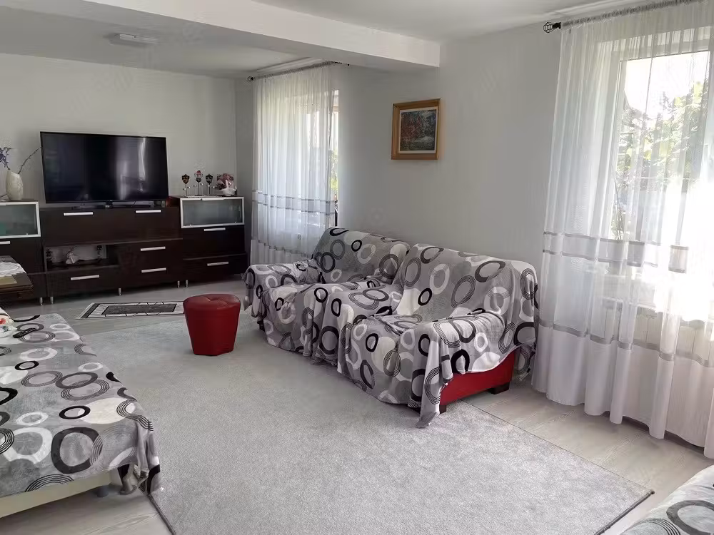 Casa de vanzare cu anexesi 2 garaje