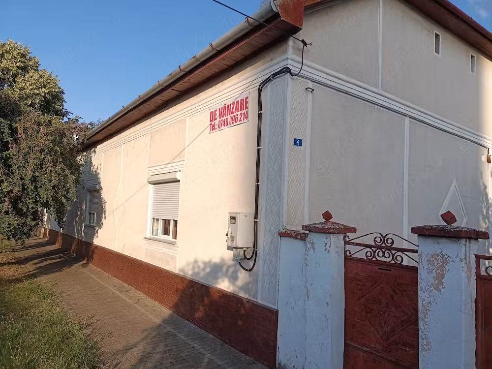 Casă de vânzare în centrul localității Vinga