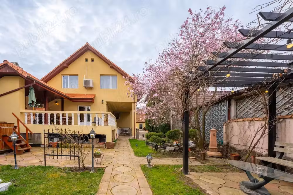 Apartament 3 camere de inchiriat la casa,terasa și gradina
