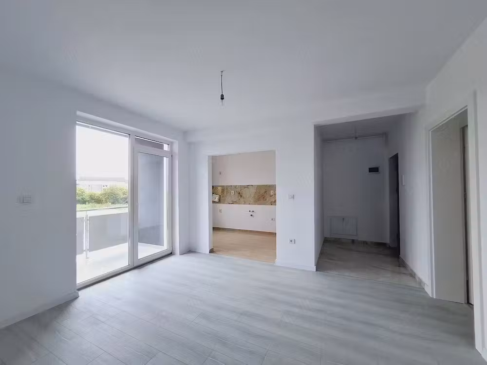 3 camere in bloc nou finalizat. Etajul 1. Model cu 2 balcoane.