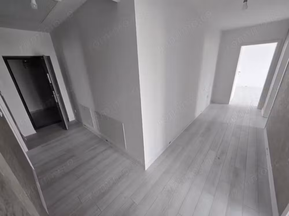 Apartament 3 camere. Decomandat. Bucatarie inchisa. GRADINA PROPRIE.Asfalt. Transport in comun.
