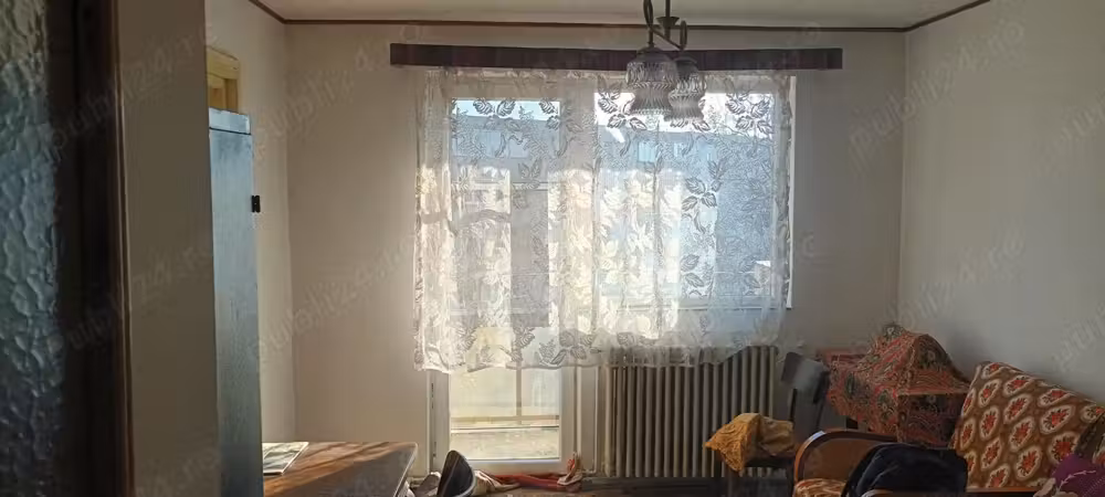 VÂND ap. 2 camere decomandate, centrală proprie, geamuri termopane, constr. din cărămidă