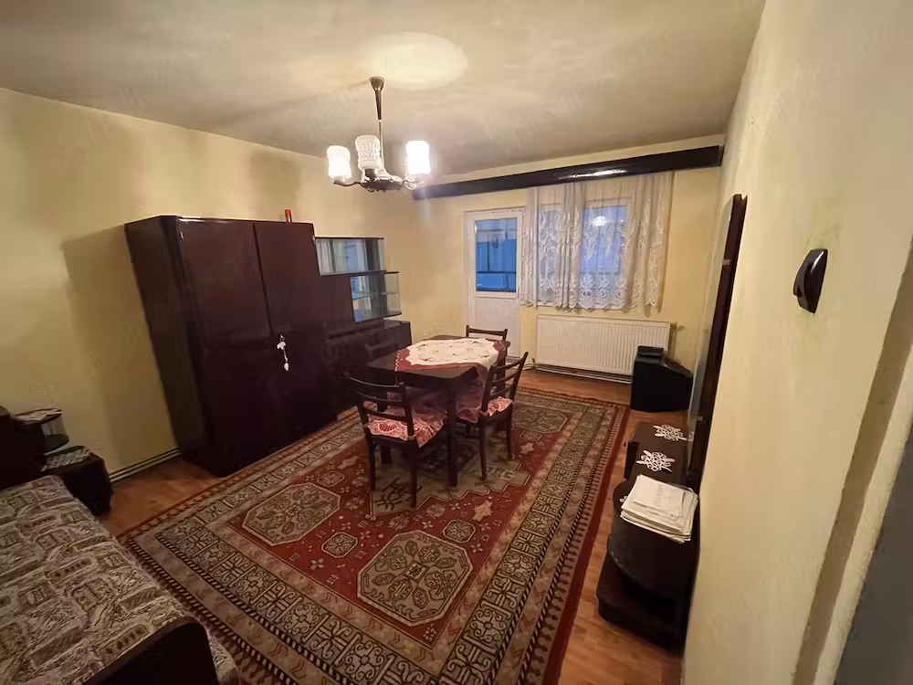 vand apartament 3 camere decomandat in Hunedoara