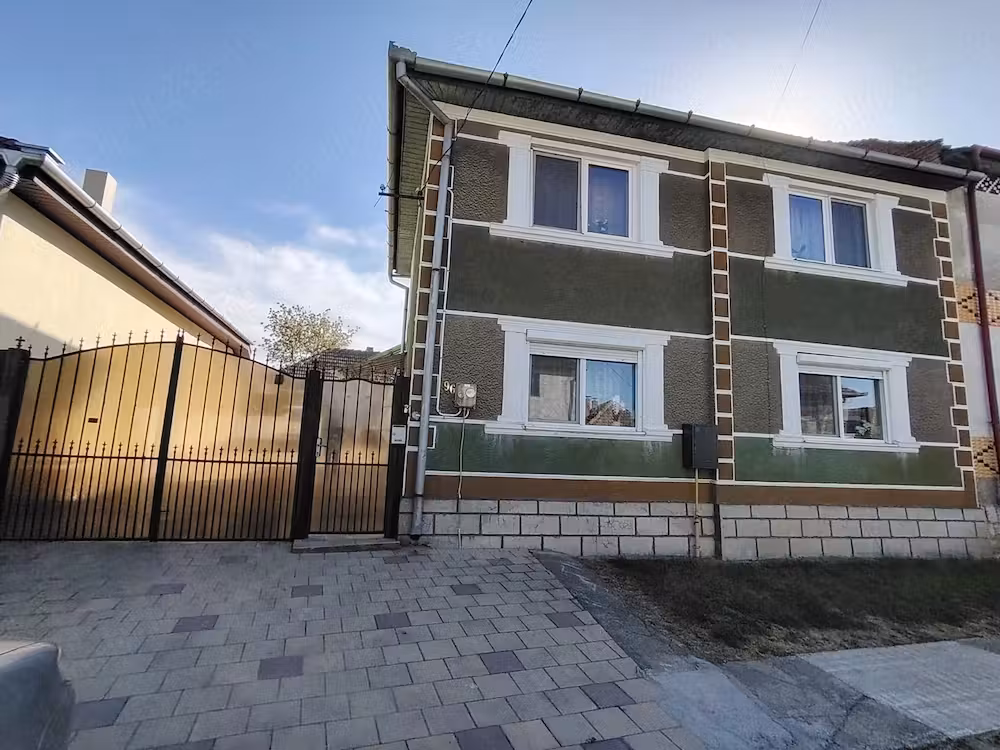Casă · 6 camere · 280 m², Haieu, Oradea