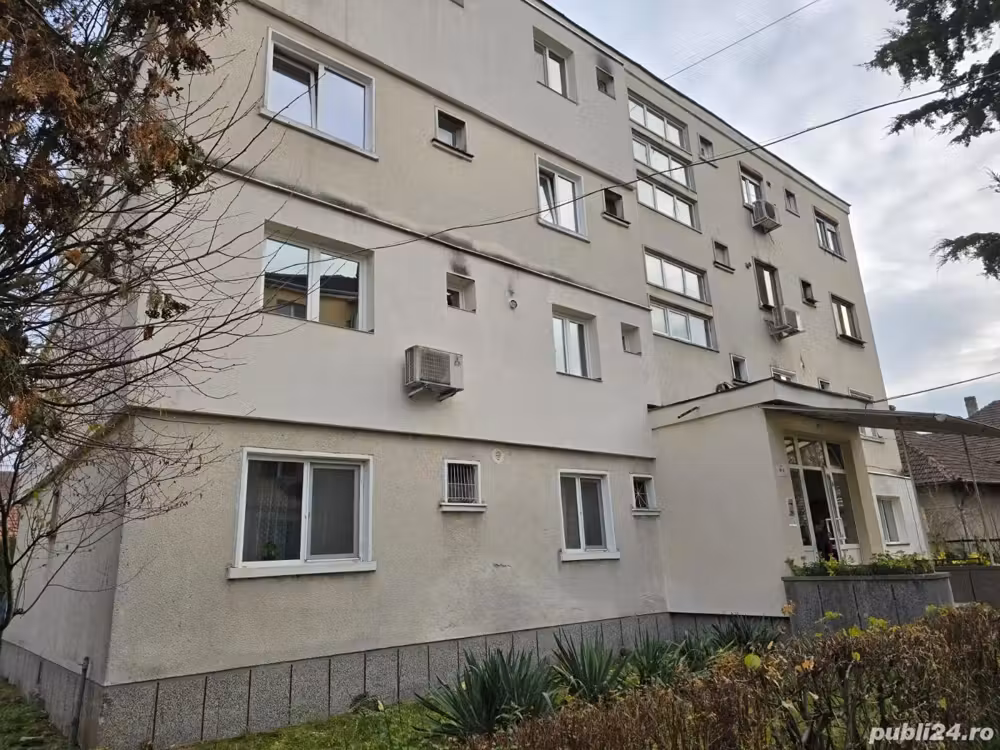 Proprietar vând apartament decomandat 3 camere 90 mp Brad zona Spital