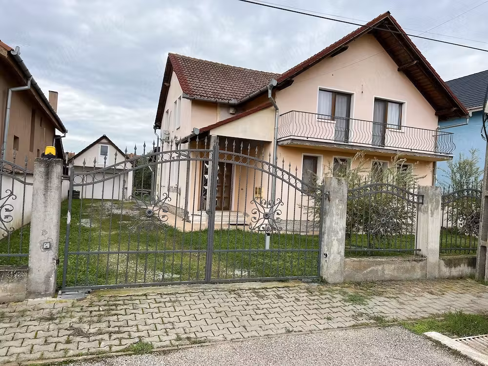 Casa cu etaj, 240 mp, an 2008,gradina 1000 mp. - Chisineu-Cris