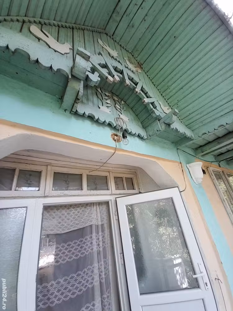 Vând teren 3700mp având construcții ,teren arabil, vie