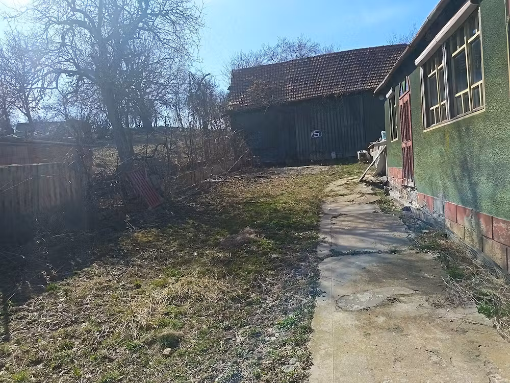 Casa și teren de vânzare