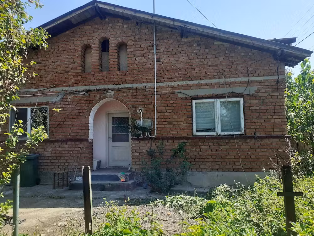 Casa de vanzare la curte