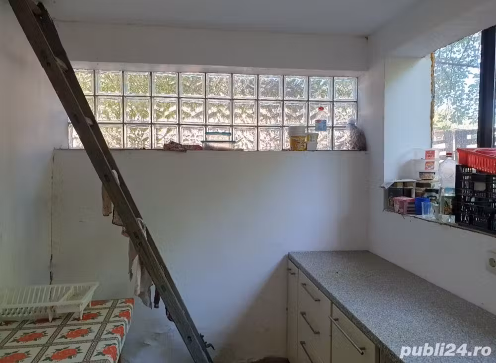 Vând casă la țară