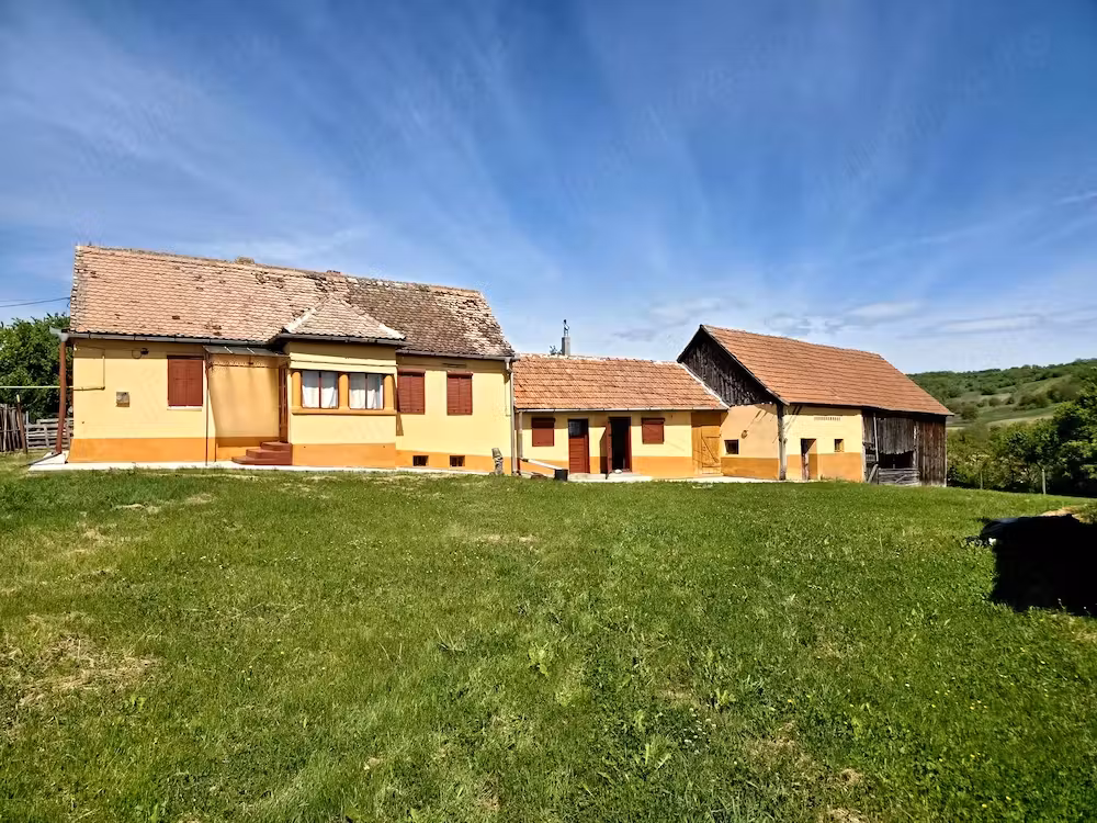 CASĂ DE VÂNZARE  ÎN LOC. ALĂMOR, JUD. SIBIU - Liniște,spațiu cu teren generos,la doar 30km de Sibiu!