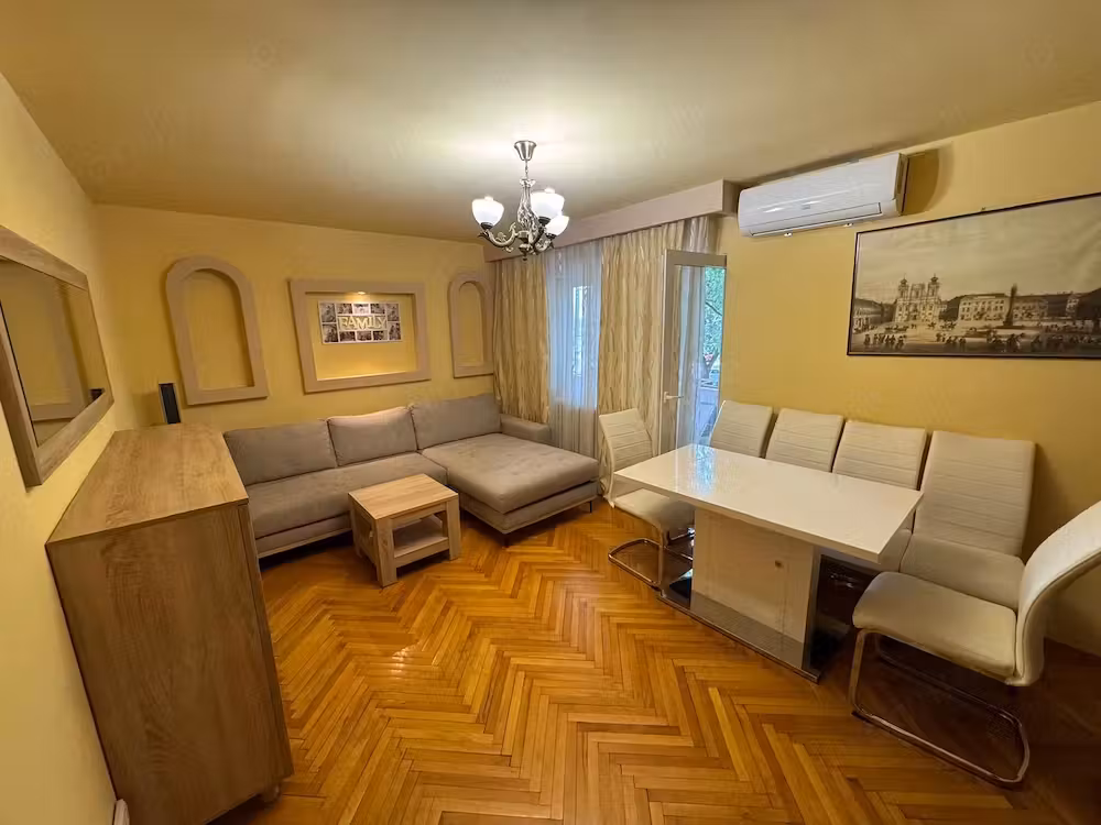 Vând apartament cu 3 camere, decomandat, etajul 1,zona Lipovei - Holdelor