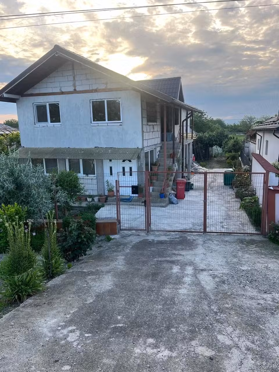 Vand casa p+1 Prundeni,Dragasani ,Valcea-La strada principala peste drum de primaria Prundeni