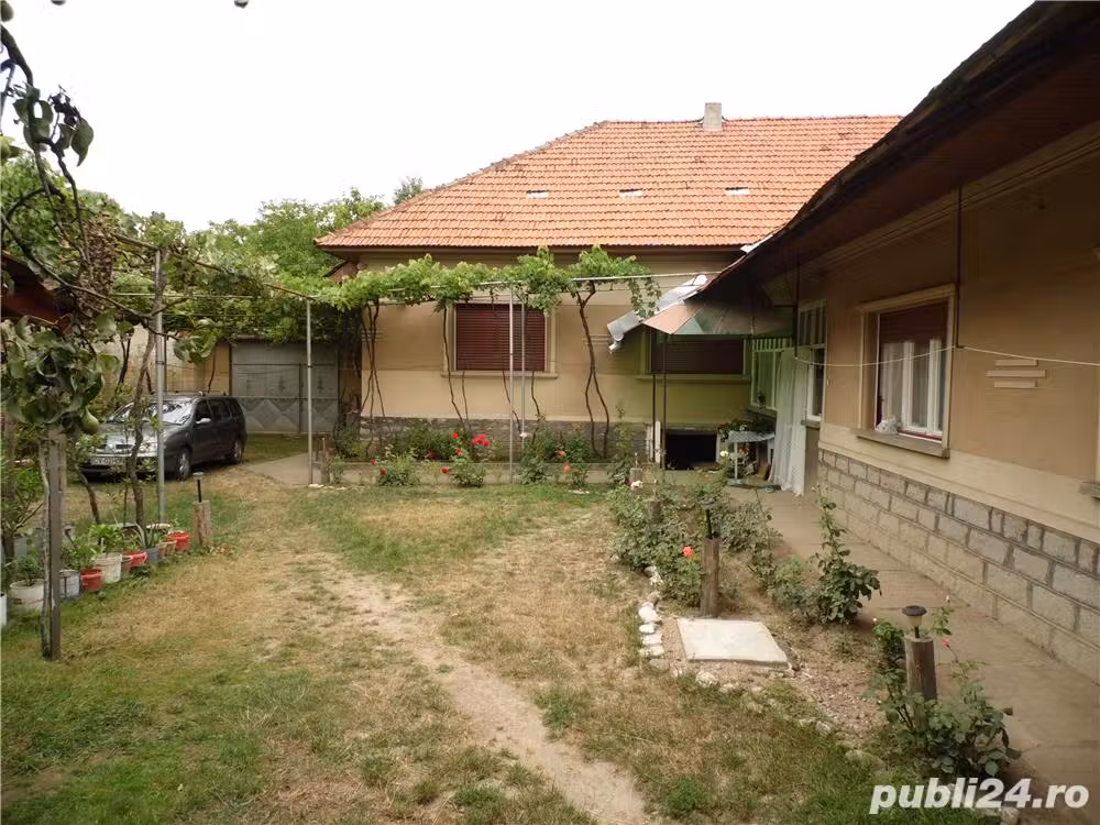 Casă de vânzare cu terenuri