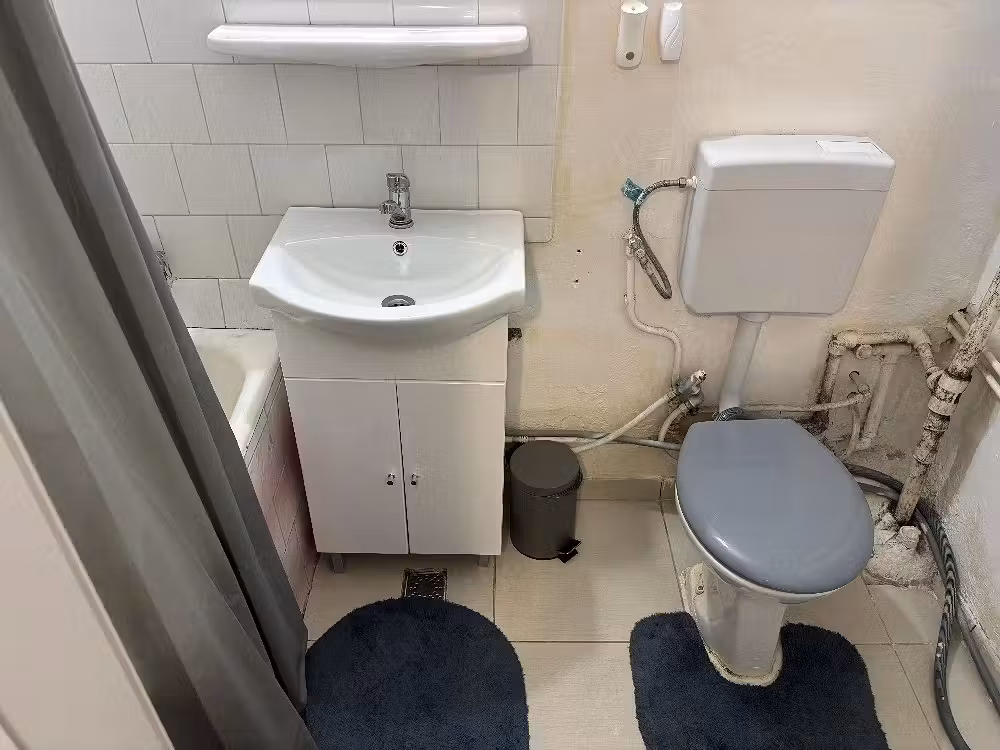 Închiriez garsoniera